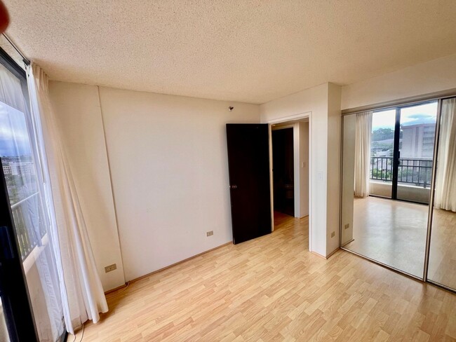 Building Photo - Horizon View Tower/2 BD/2 BA/1 PK