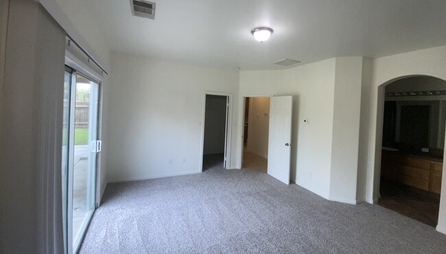 Building Photo - Spacious 4 Bedroom House