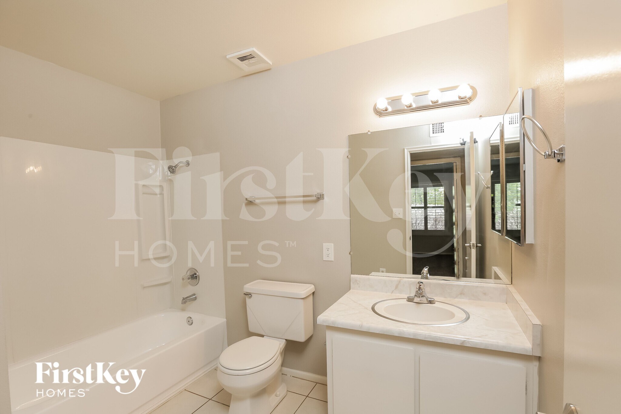 Building Photo - 2922 E Sierra St