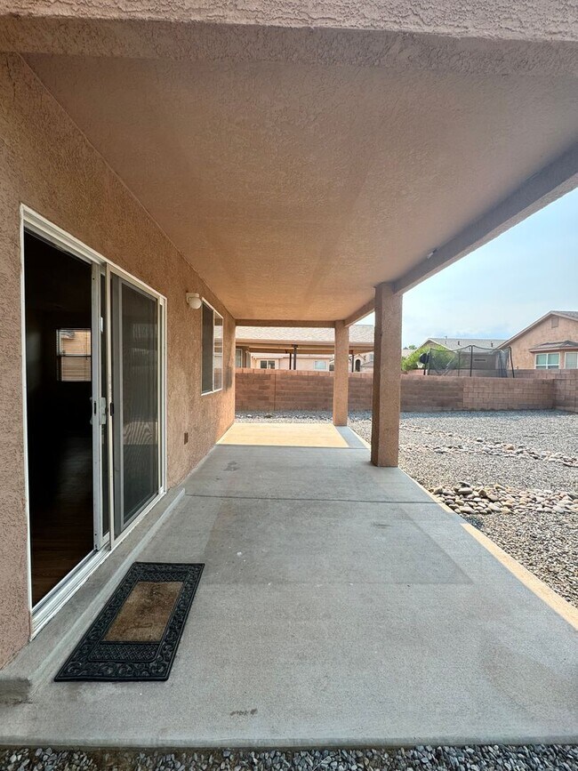 Building Photo - 4 bed 2.5 bath home in Huning Ranch