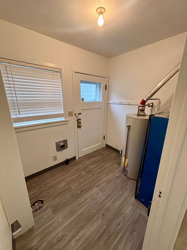 Building Photo - 828 1/2-615 1/2 Miles Ave