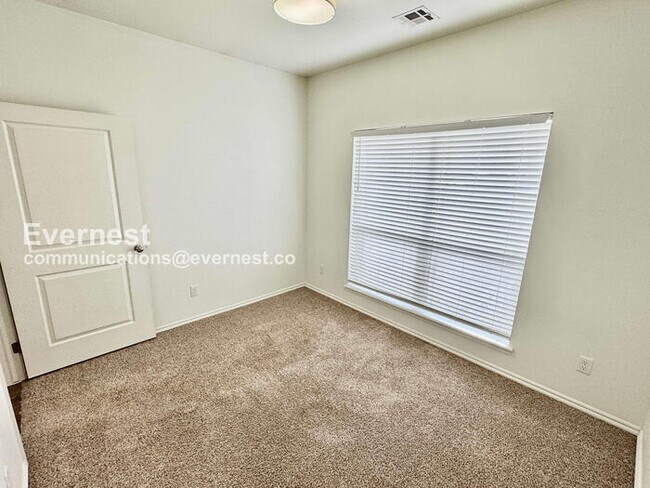 Building Photo - 321 E Redwood St