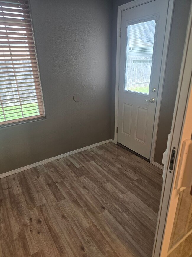 Building Photo - 3 bed 2 bath  Home for Rent in Grants Pass