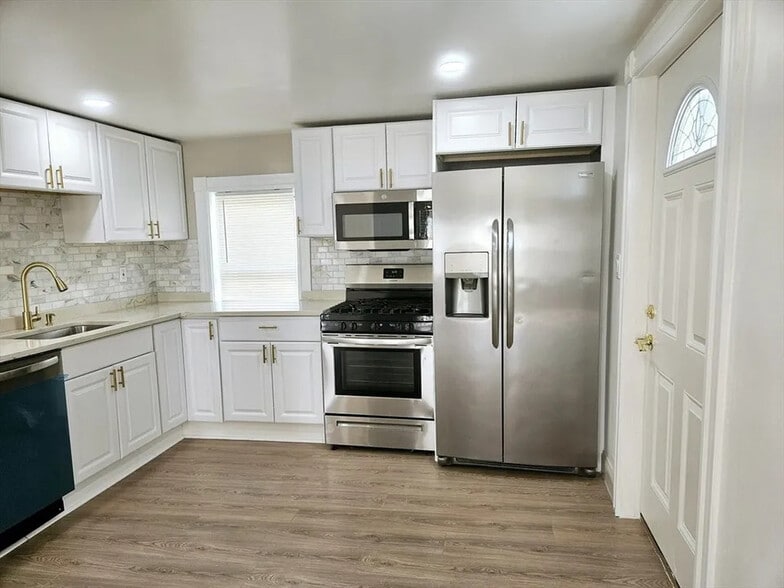 Building Photo - 222 N Main St