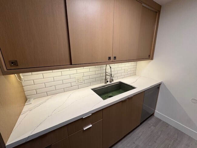 Building Photo - Modern Alamitos Beach 2 bedroom Condo plus...