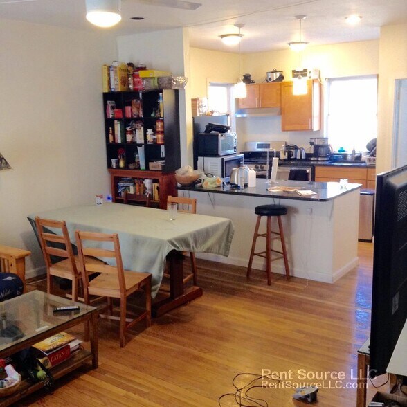 Building Photo - 8 Hingham St