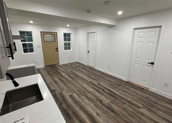 Building Photo - 2566 Broadway