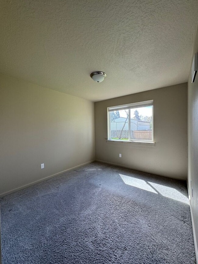 Building Photo - Pet Friendly Charming Remodeled 2 Bedroom ...