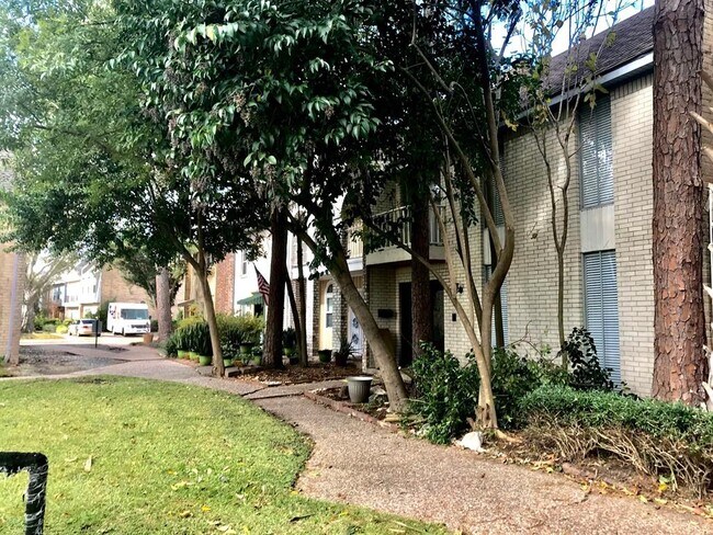 Building Photo - 10728 Briar Forest Dr