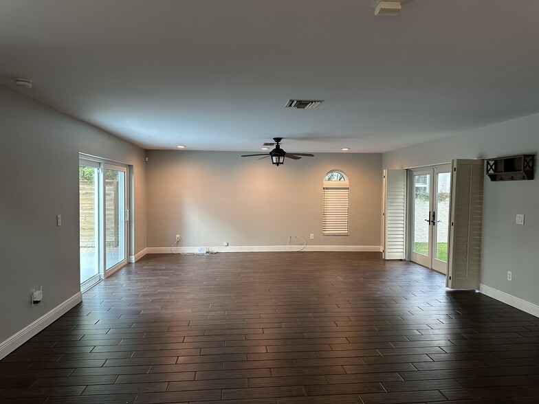 Living Room - 3403 W Granada St