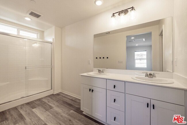 Building Photo - 27639 Sawtooth Ln