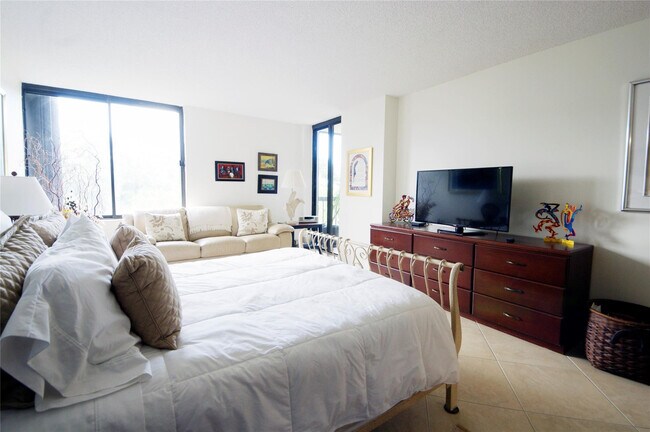 Building Photo - 2480 Presidential Way