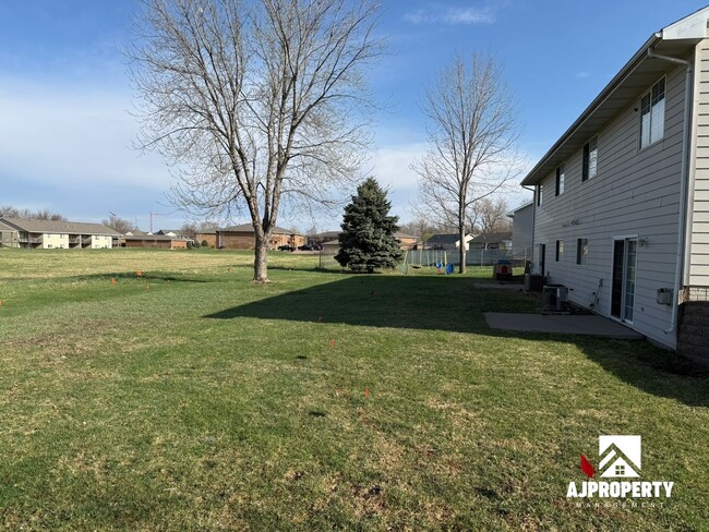 Building Photo - 911 S Colleen Ln