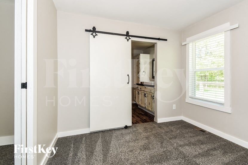 Building Photo - 595 School Rd