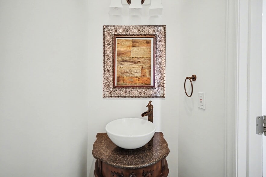 Building Photo - 520 N Poplar St