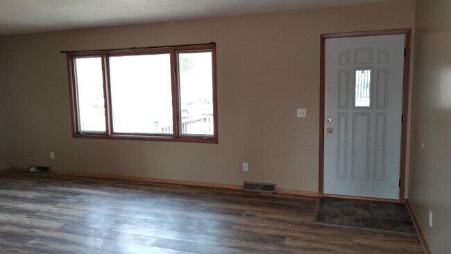 Building Photo - 1915 E Dodge St