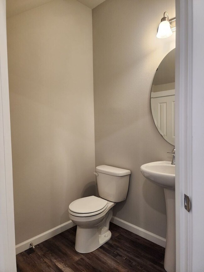 Building Photo - 15603 View Dr Ct SE