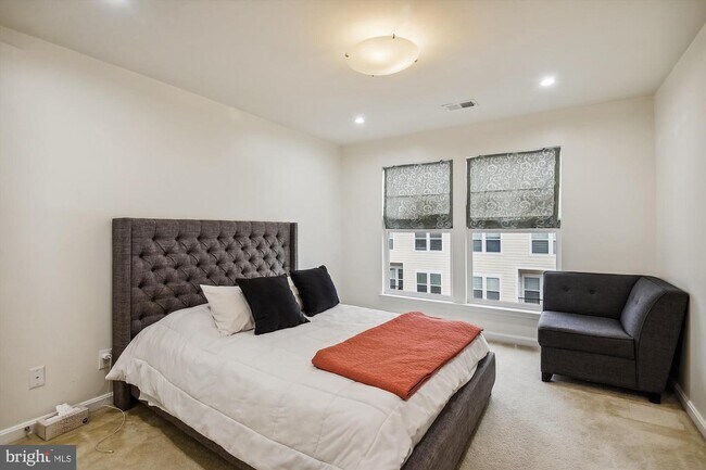 Building Photo - 3028 Rittenhouse Cir