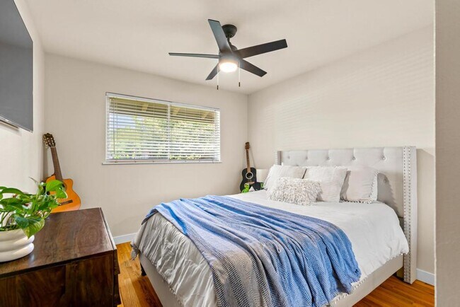 Building Photo - Stunning home located is sought after Northgate!