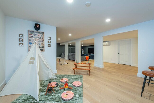 Building Photo - 41 Little Forest Dr