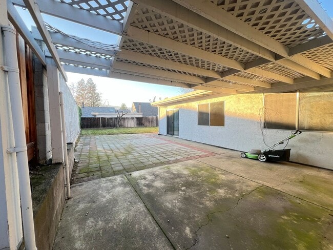 Building Photo - $500 MOVE IN SPECIAL!!!! 3 BEDROOM HOME IN PLEASANTON, CA!!!