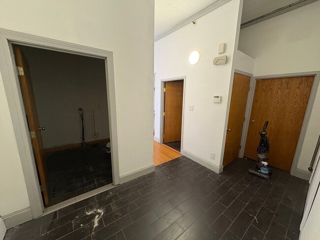 Building Photo - 201 Summit Loft