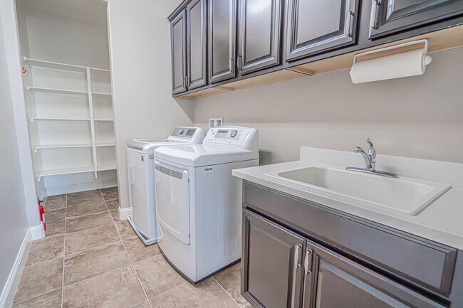 Building Photo - Beautiful 4-Bedroom Home with Solar and EV Charger in West Hills, Valencia!