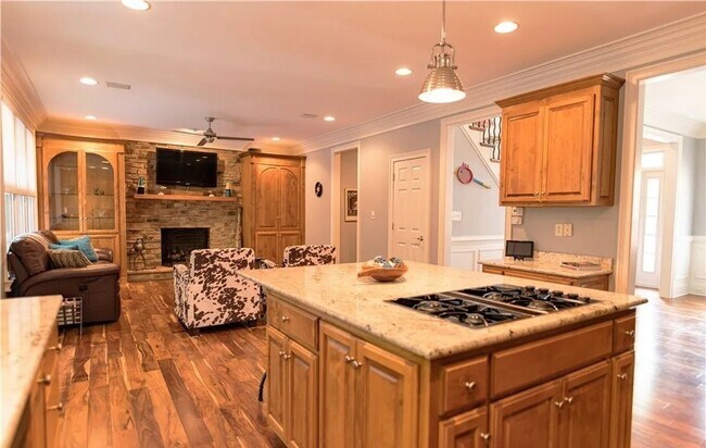 Building Photo - 4 bedroom/ 3.5 bathroom- Stonehouse