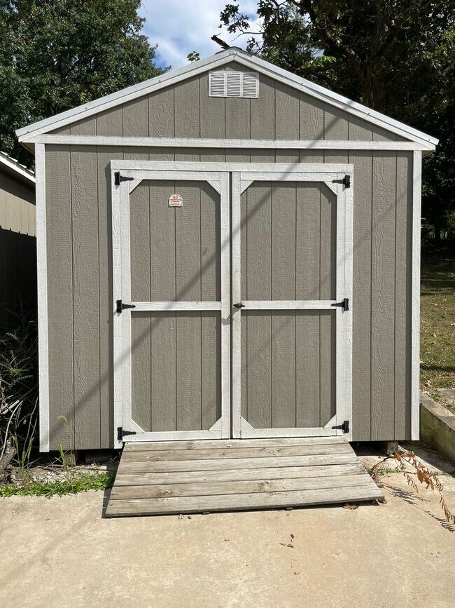 Building Photo - 3 Bed 2 Bath Home For Rent