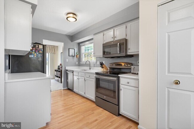 Building Photo - 1615 Spottsworth Way