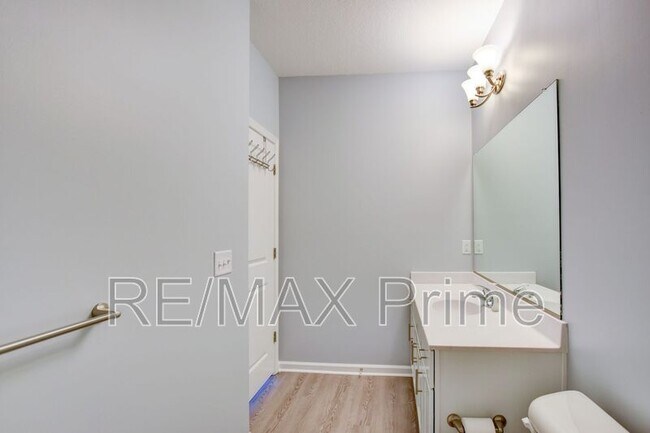 Building Photo - 1720 Vankar Dr