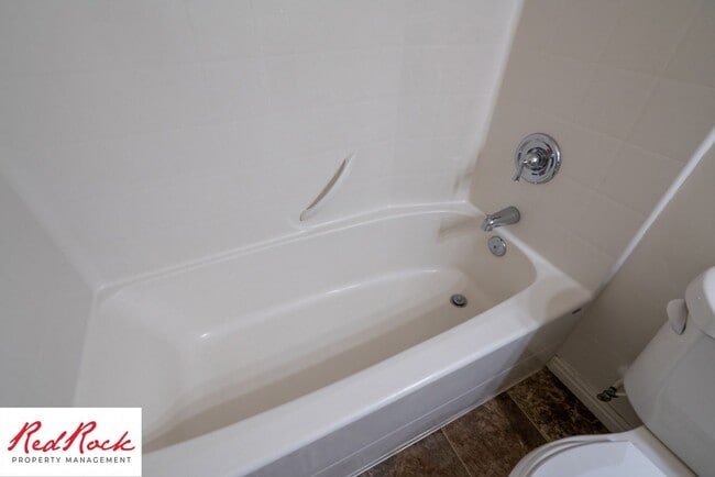 Building Photo - Conveniently located 3 Bedroom Townhome