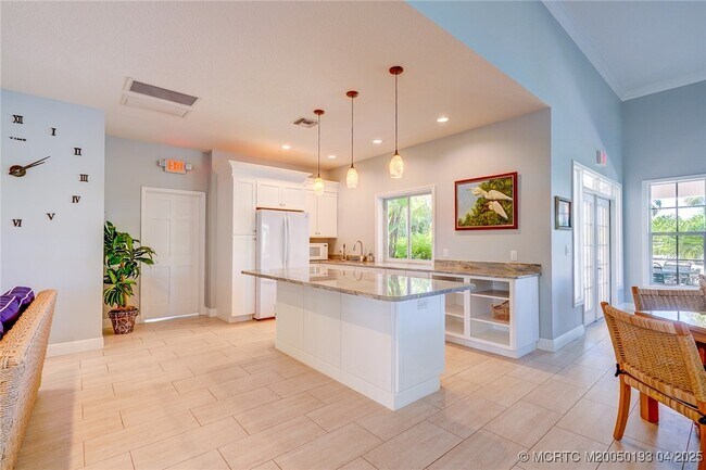 Building Photo - 5799 NE Island Cove Way