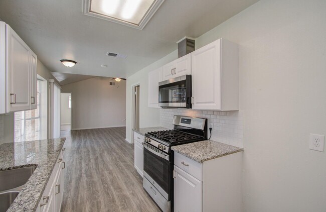 Building Photo - 15611 La Casa Ln