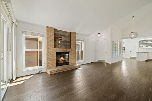 Building Photo - Amazing 4 bedroom, 3 bath home right by St...