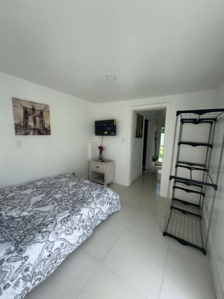 Building Photo - 6242 SW 24th St