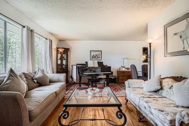 Building Photo - Piano & Pines 3 BDR Retreat