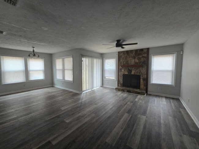 Building Photo - 1006 Wood Creek Dr