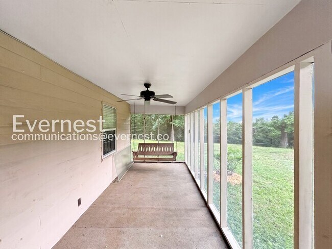 Building Photo - 2 Bed/1 Bath Home with Carport / Pet-Friendly / Available Now!