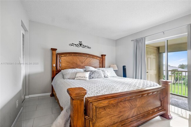 Building Photo - 18081 SE Country Club Dr