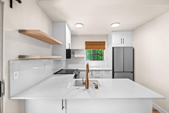 Building Photo - Stylish Lake Oswego 1 Bedroom Condo with Loft — Walk to Shops & Parks