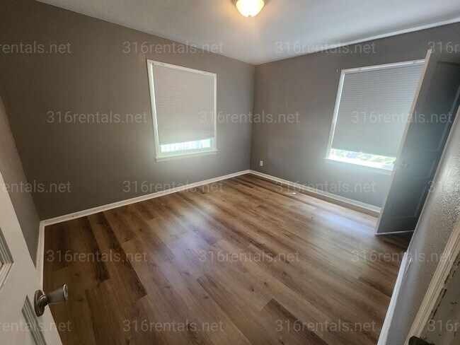 Building Photo - $1,050 - 3 bedroom / 1 bathroom - Single Family Home *COMING SOON*
