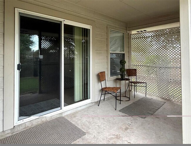 Building Photo - 2325 Clover Ridge Dr