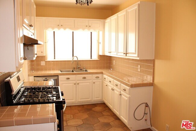 Building Photo - 1020 Hi Point St