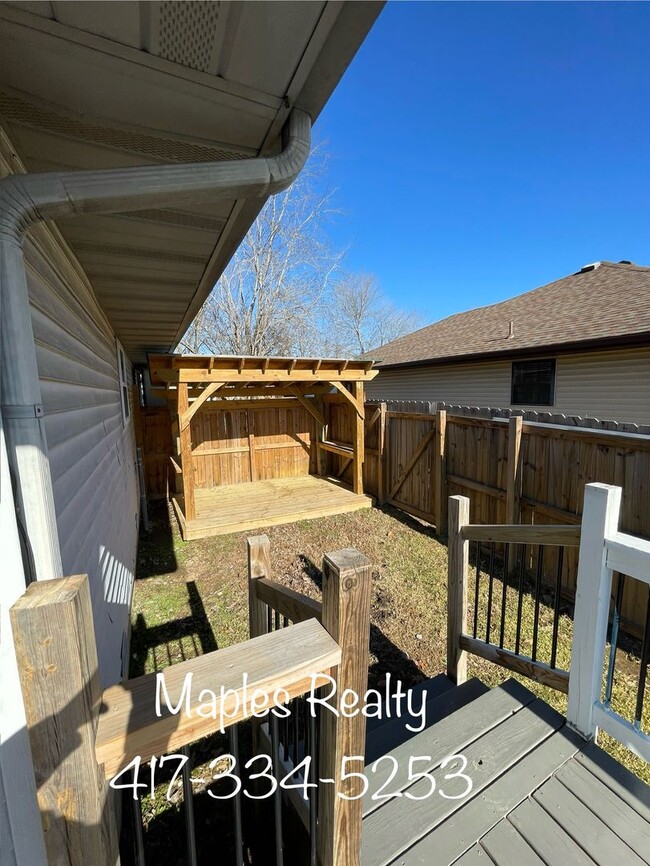 Building Photo - AVAILABLE NOW - 3 BEDROOM, 2 BATH HOUSE IN...