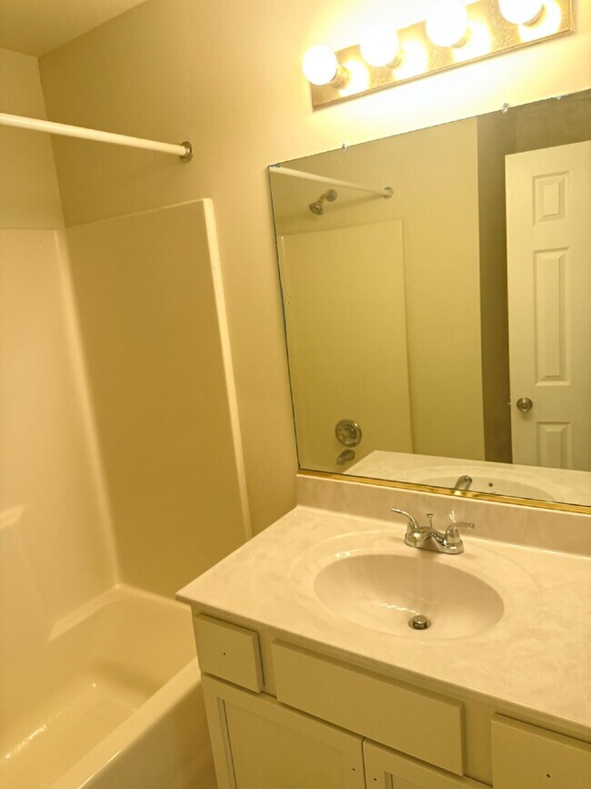 Building Photo - Great Location 3 Bedroom Home Ready to Move In