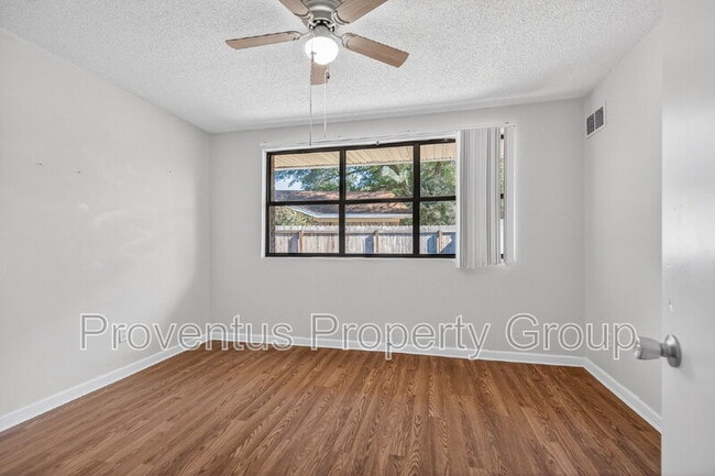 Building Photo - 8 Manor Dr