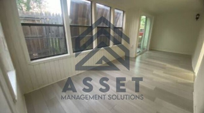 Building Photo - 5 Bedroom Home Available For Lease or Rent to Own!