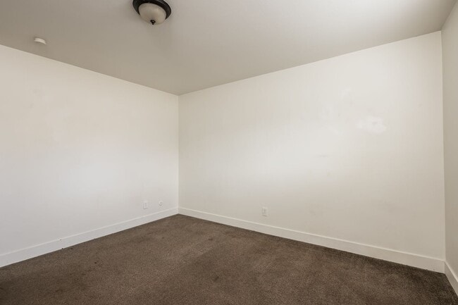Building Photo - 3 Bedroom/1.5 Bathroom Condo in Provo