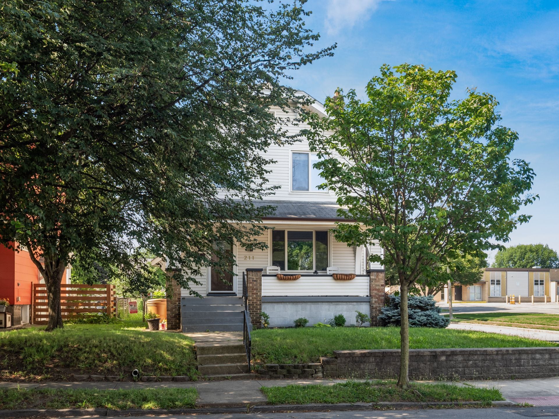 Building Photo - 211 E Jenkins Ave